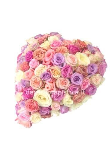 Cuore di rose assortite e altri fiori