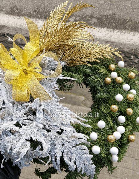 Ghirlanda di abete decorata