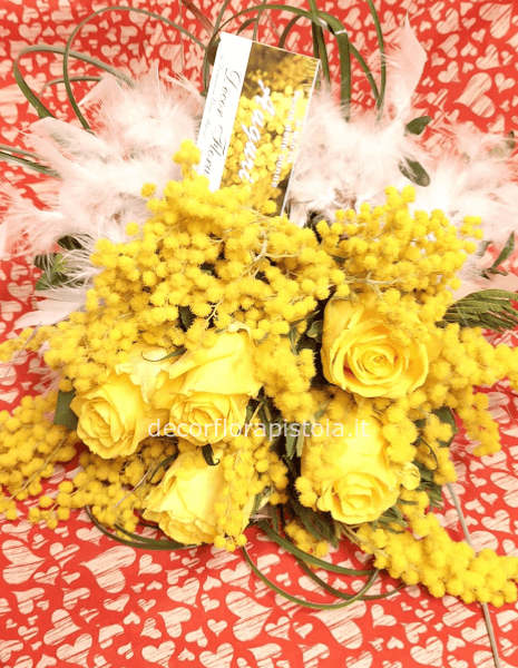 bouquet rose gialle,mimosa e piume