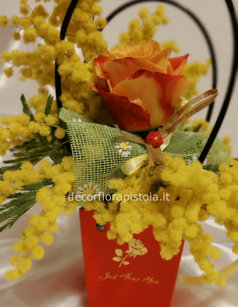 Borsa con mimosa e rosa arancio