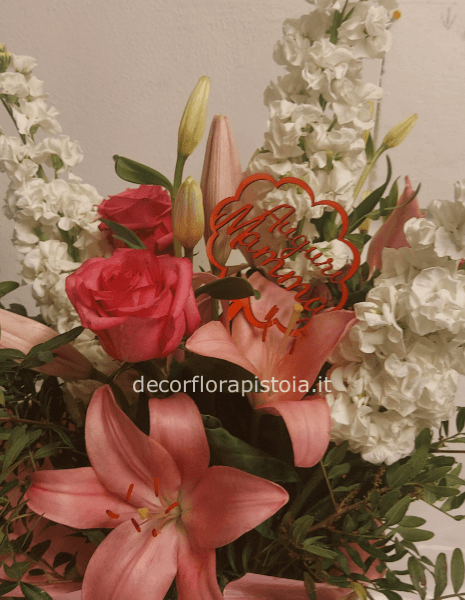 Cesto con fiori rosa per la mamma 