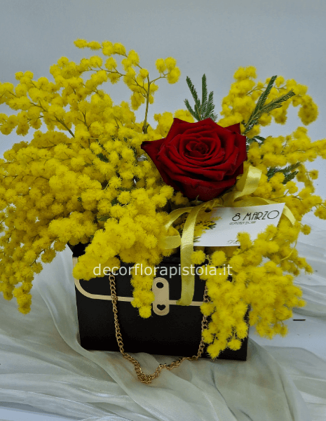 Borsa nera mimosa e una rosaosa