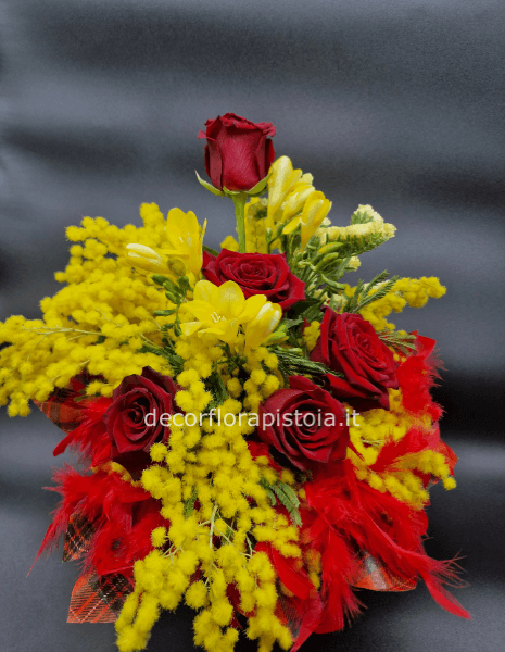 Bouquet con la struttura di piume rose 